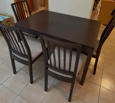 Extendable Table with 4 chairs
