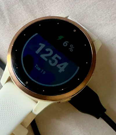 Smartwatch Garmin Vivoactive 4s- ivory strap with White Strap with charger - Used