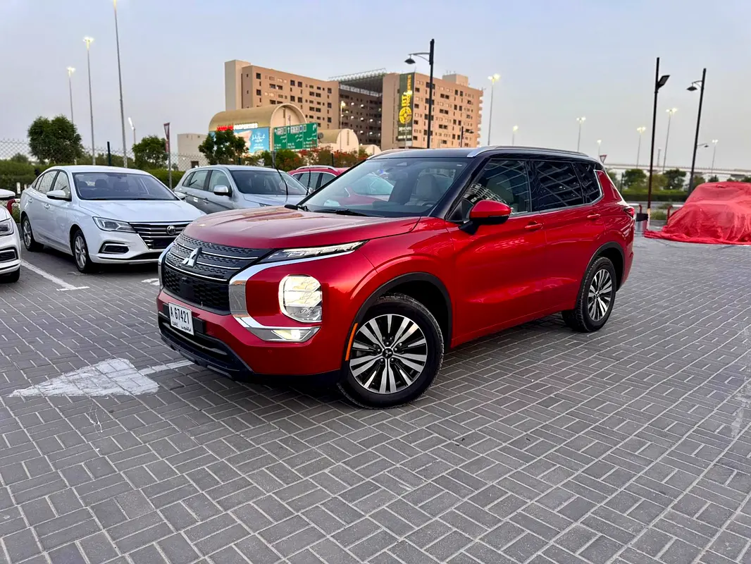 Mitsubishi Outlander 2023 — photo 1 of 5