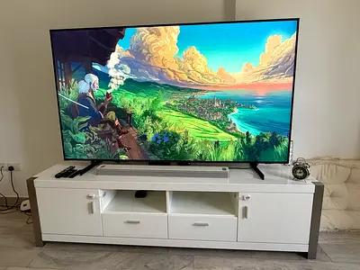 Slim LED TV on stand - Good condition