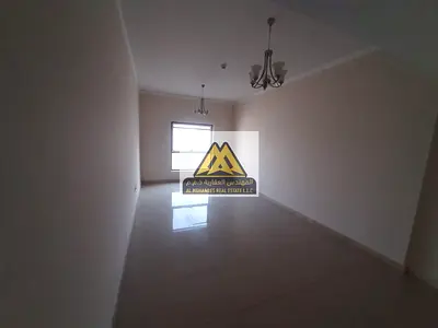 شقة 3 غرف وصالة للإيجار مع غرف ماستر وخادمة وغرفة غسيل وبلكونة وباركن مجاني وغاز مركزي مجاني في موقع حيوي