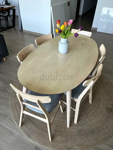 Light wood round dining table with 6 matching chairs