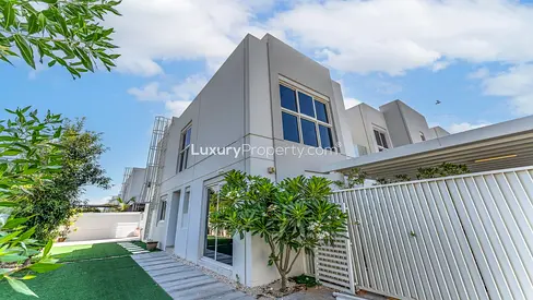 Bright &amp; Spacious | Modern | Corner Unit
