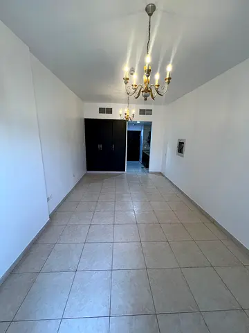 NO COMMISSION--NO COOLING CHARGES-STUDIO APARTMENT