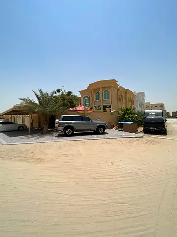 فيلا للايجار  بسعر ممتاز عباره عن خمس غرف ومجلس وصاله وغرفه خدامه