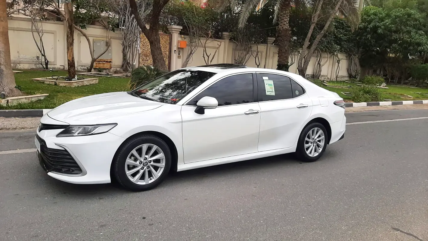 Toyota Camry 2023 — photo 1 of 12