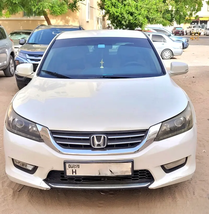 Honda Accord 2013 — photo 1 of 8