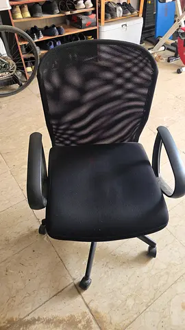Black ergonomic mesh office chair - good used condition