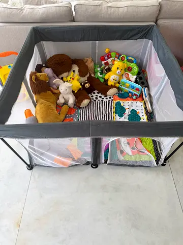 Baby playpen, play area
