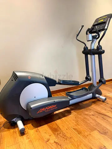 Life fitness cross trainer club series like new