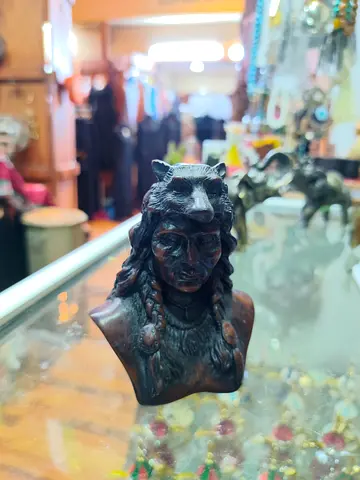 Native American Warrior Resin Bust – Wolf Headdress Sculpture (8x10x6 cm)