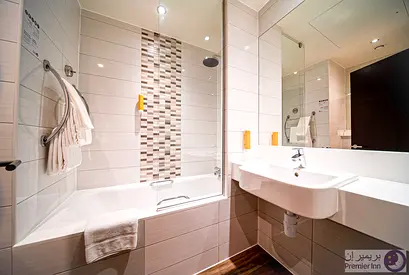 2 Interconnecting hotel rooms / No Kitchen / No Commission