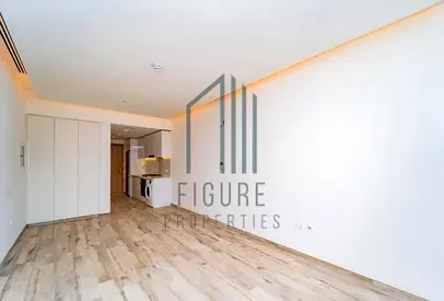 Modern Canal-View Studio | Spacious Layout
