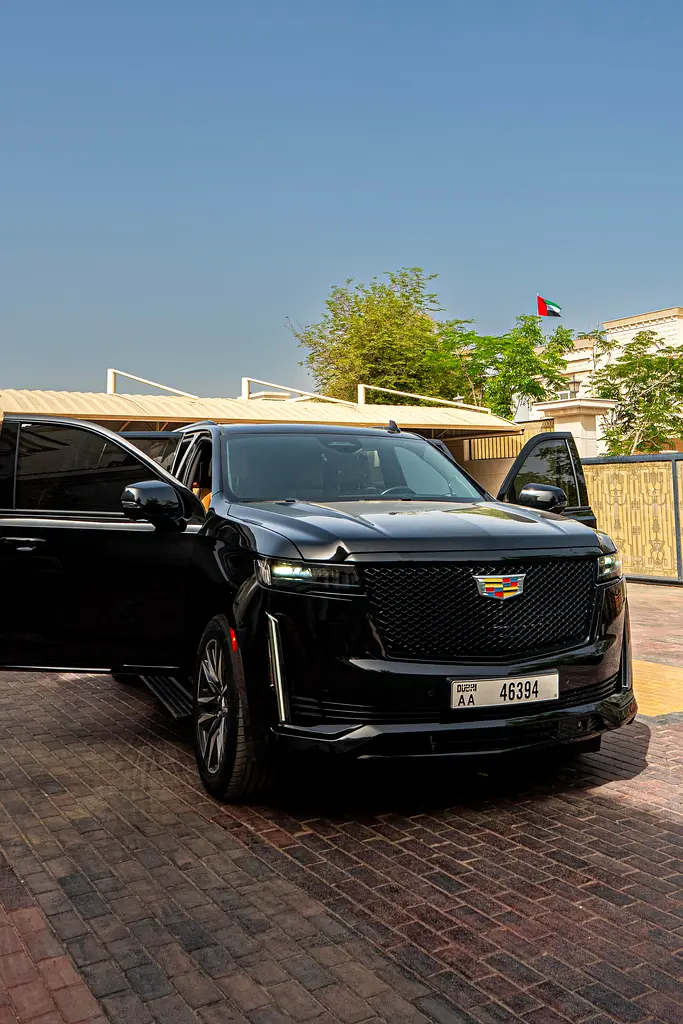 Cadillac Escalade 2023 — photo 1 of 19