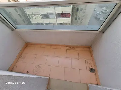 للإيجار في الشارقة البوطينة استوديو واسع بتصميم عملي مناسب للعائلات فقط، بلكونة ومطبخ شبه منفصل وتكييف مركزي، موقع مميز قريب من الخدمات.