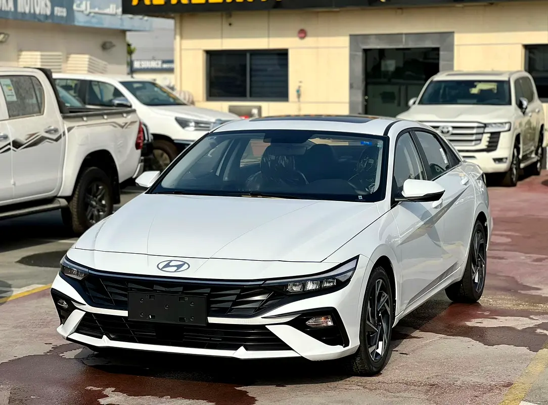 Hyundai Elantra 2025 — photo 1 of 19