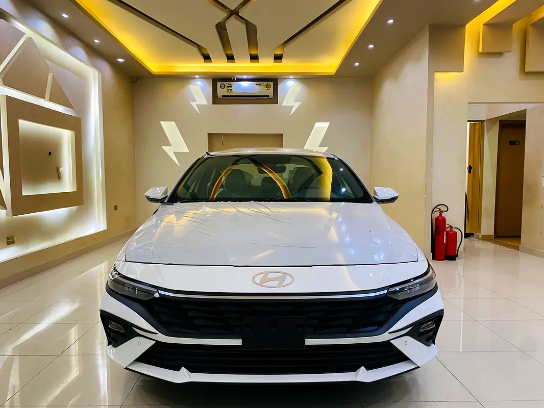 Hyundai Elantra 2024 — photo 1 of 20