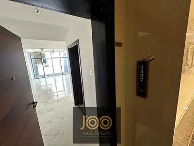 شقة أول ساكن بموقع مميز قرب مخرج دبي والشارقة مع باركن خاص وتصميم يمنحك راحة سكن استثنائية