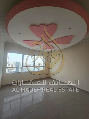 إطلالة بحرية كاملة ▫️غرفتين معدلة إلى 3 غرف ▫️صالة واسعة ▫️تشطيبات وديكورات فاخرة ▫️جيم مجاني ▫️مسبح مجاني باركن مجاني ▫️برج عائلي راقٍ بتشطيبات فاخر0