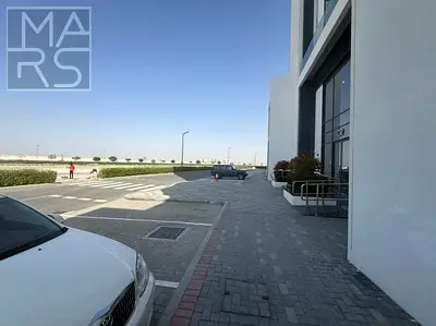 تتوفر محلات تجارية للإيجار داخل مجمع سكني وتجاري يُعد من أجمل وأرقى المواقع، مناسب لإقامة مختلف الأنشطة التجارية والخدمية.