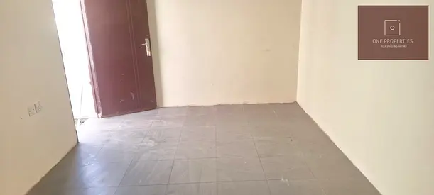 سكن عمال نظيف وواسع مكون من 14 غرفة، مزود بالكهرباء والصرف الصحي (ومكيف هواء كامل) في منطقة السجا بالشارقة، يتسع من 6 إلى 8 أشخاص، جاهز للسكن