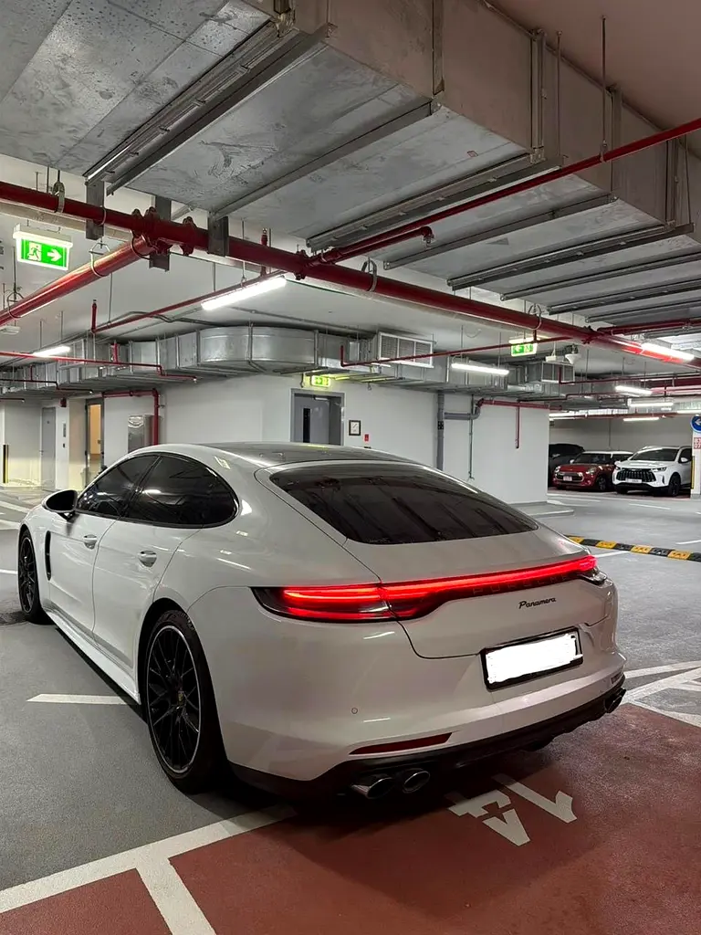 Porsche Panamera 2022 — photo 1 of 3