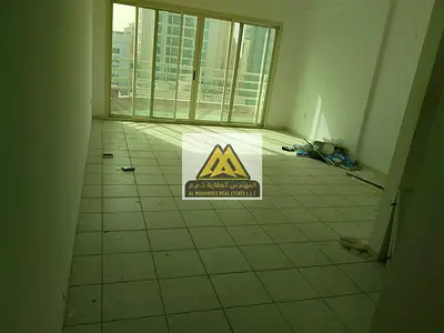 شقة غرفة وصالة فسيحة جداً بخزائن حائط وبلكونة مطلة على المرسى للإيجار السنوي بجوار أبراج الديوان عجمان