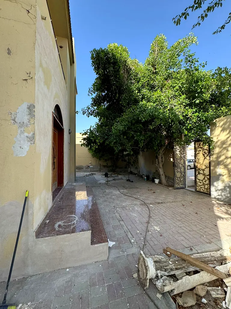 The most luxurious villa in the Al Sabkha area of ​​Umm Khanoor, Sharjah, consists of 6 bedrooms with 5 bathrooms, a master maid's room, a balcony wit