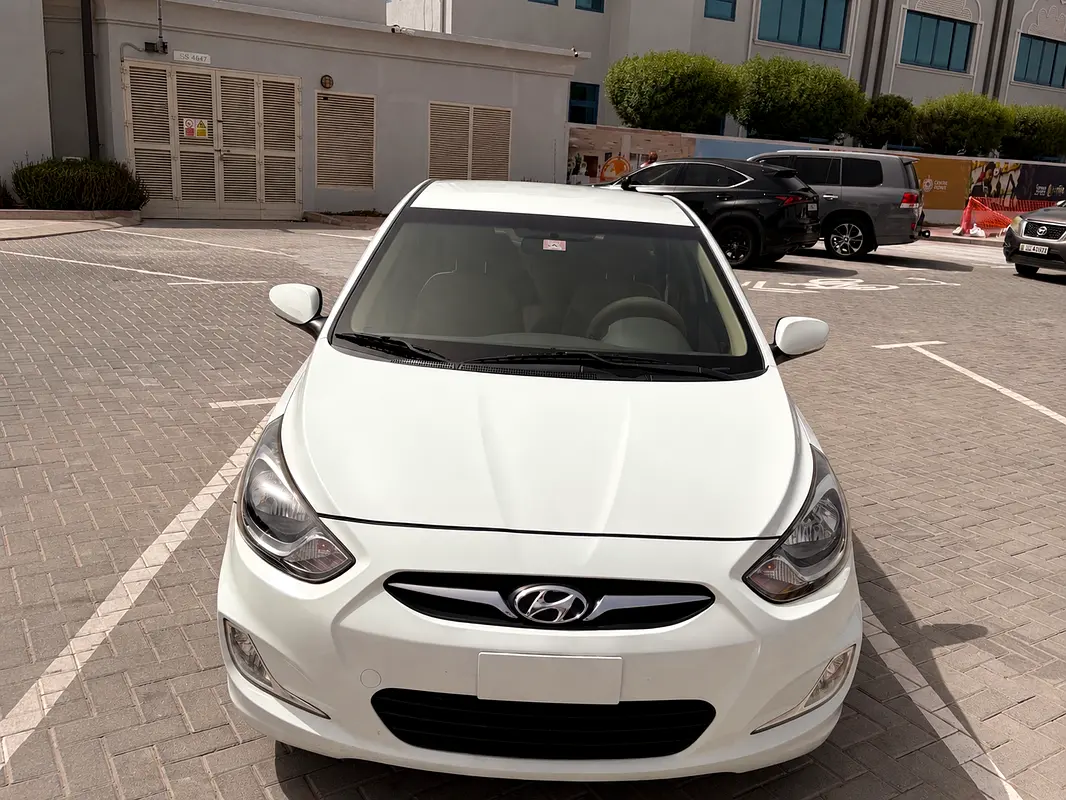 Hyundai Accent 2011 — photo 1 of 6