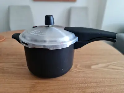 Small stovetop pressure cooker with lid - good used condition