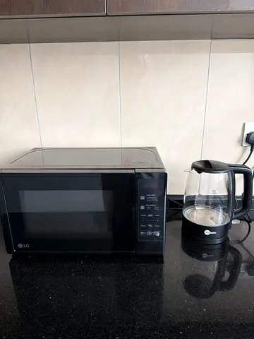 LG Countertop Microwave - Perfect Working Condition (plus a free kettle)