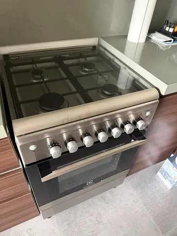 Stainless Steel Gas Cooker with Oven - 4 Burners, Perfect Condition