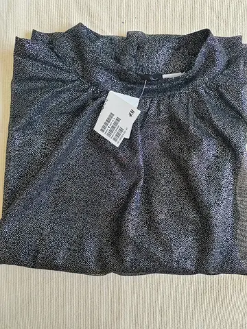 بلوزة نسائية جديدة قماش يلمع HM Womens Black Speckled Short-Sleeve Top - New with Tags, Size M