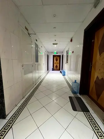 Studio for annual rent in Al Musalla, Sharjah. Spacious layout, modern finishing, southern view, central AC, and a prime location with easy access to