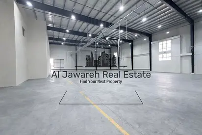 For companies: a warehouse with 550 kW of electrical power on a corner lot, 32,515 feet.