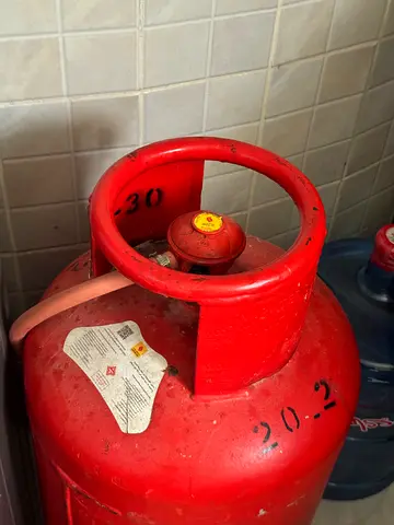 Dubai Cylinder with regulator and gas pipe