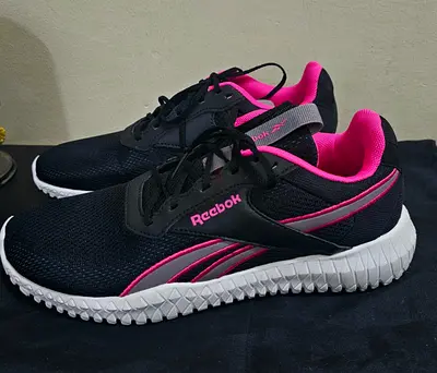 Authentic REEBOK  Suze 38½. New