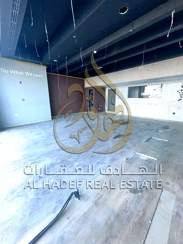 محل تجاري صف أول على الكورنيش في المجاز 3 — واجهة كاملة وموقع استثنائي