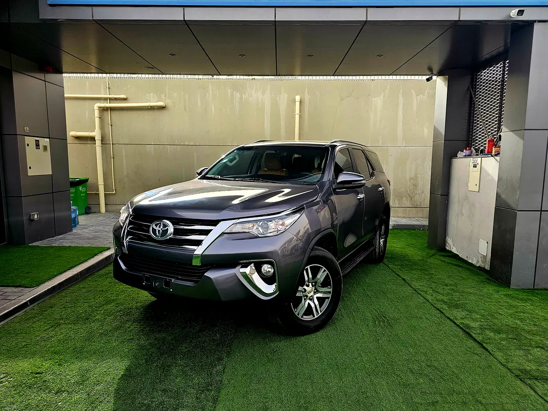 Toyota Fortuner 2020 — photo 1 of 20