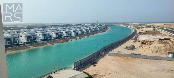 شقة مميزة غرفة وصالة للإيجار في مجمع أجمل مكان. تتميز الشقة بإطلالة بحرية ممتازة تمنح السكان أجواء هادئة وإطلالة جميلة طوال اليوم.