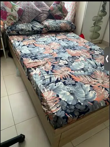 Queen size bed like new with free medicated mattress