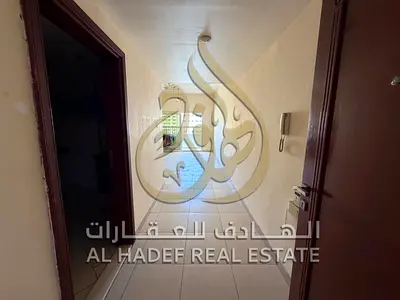 🔥 للإيجار السنوي بالشارقة – أبو شغارة / شارع الوحدة 🔥 فرصة مميزة للسكن في موقع حيوي جداً وقريب من دبي ✨ متاح الآن شقة غرفة وصالة مع بلكونة بتشطيب را
