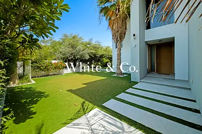 Upgraded Corner Villa | Big Garden | Appliances inc