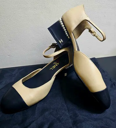 CHANEL Two- Thone Pamps with a Pearl Ankle Strap. NEW S ice 39- 40.