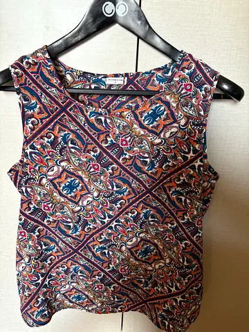 Sleeveless patterned summer top, size M (good condition)