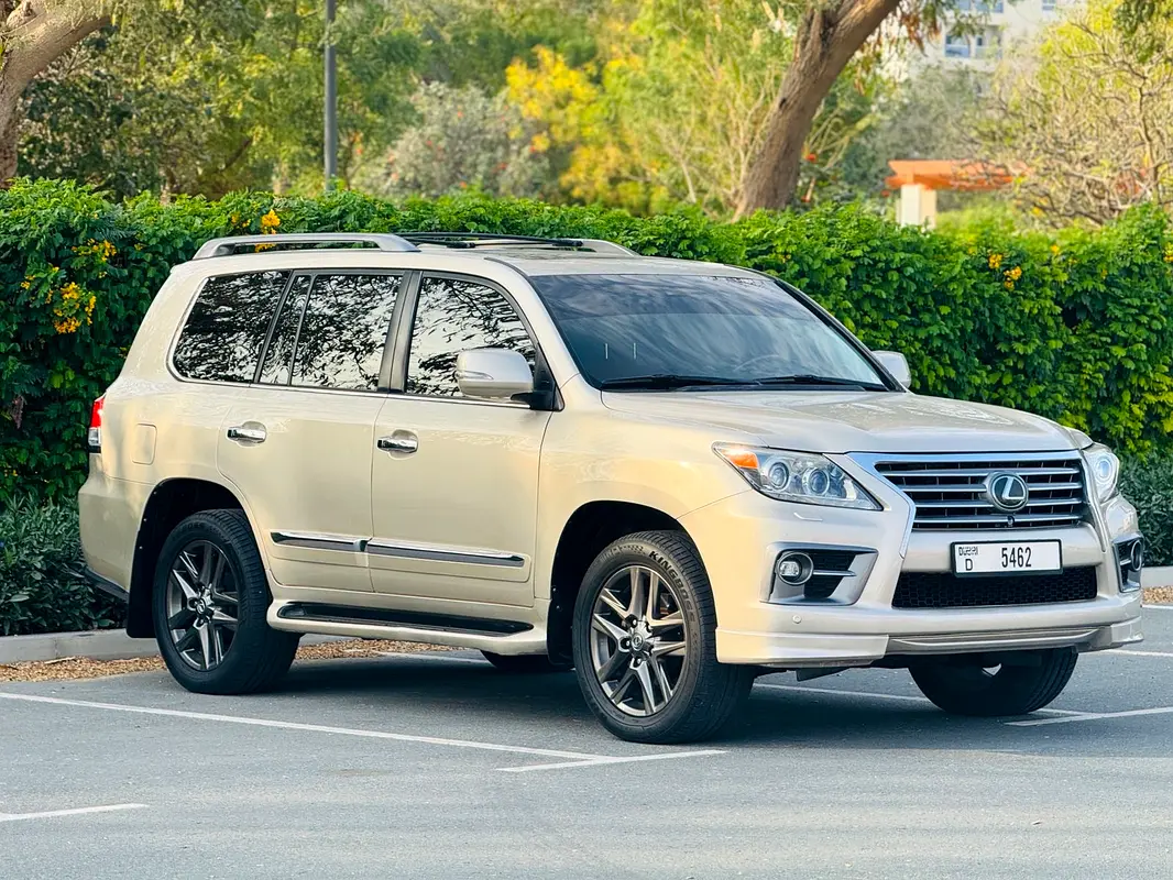 Lexus LX-Series 2013 — photo 1 of 10