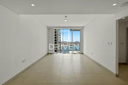 Corner Large Layout | Vacant | Marina View