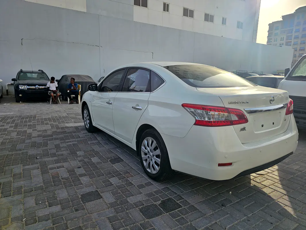Nissan Sentra 2018 — photo 1 of 18