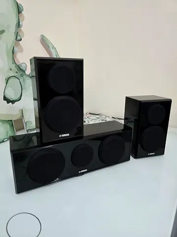 6months old Yamaha NS-P150 speakers ( 1 Center  2 Surround)