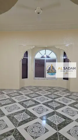 للايجار فيلا دور واحد  في الموفجة  
تتكون من ٦ غرف وصالتين ومجلس و مطبخ داخلي وخارجي وغرفة خادمة وكراج وحوش كبير  وملحق مطلوب 120000 الف